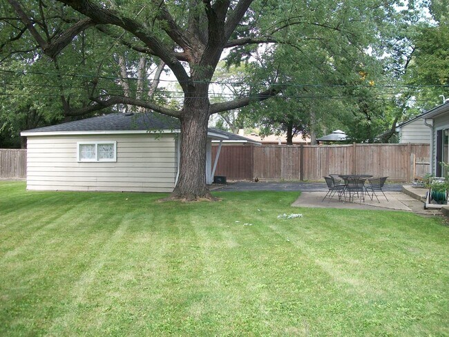 Building Photo - 438 Cherry Ln