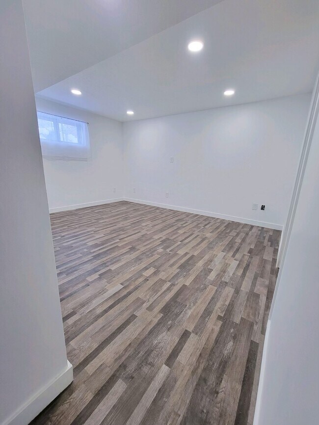 Building Photo - 435 Kiesel Ave
