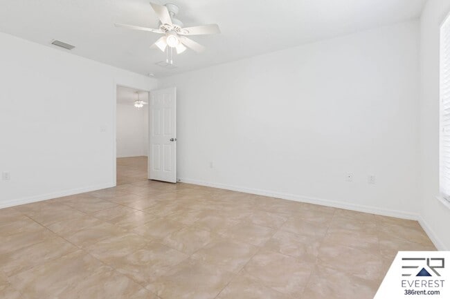 Building Photo - LIKE NEW 3/2/1 TOWNHOUSE IN BEAUTIFUL SEMINOLE WOODS