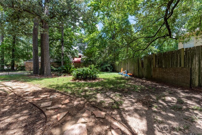 Building Photo - 1906 Woodhue Dr
