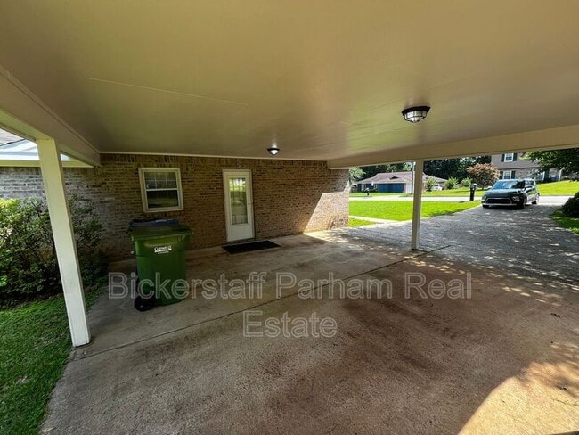 Building Photo - 6608 Highridge Dr
