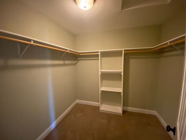 Building Photo - 3 bedroom, 3 bathroom home located in Brus...