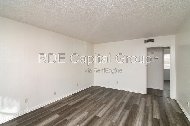 Building Photo - 7048 Glenview Dr