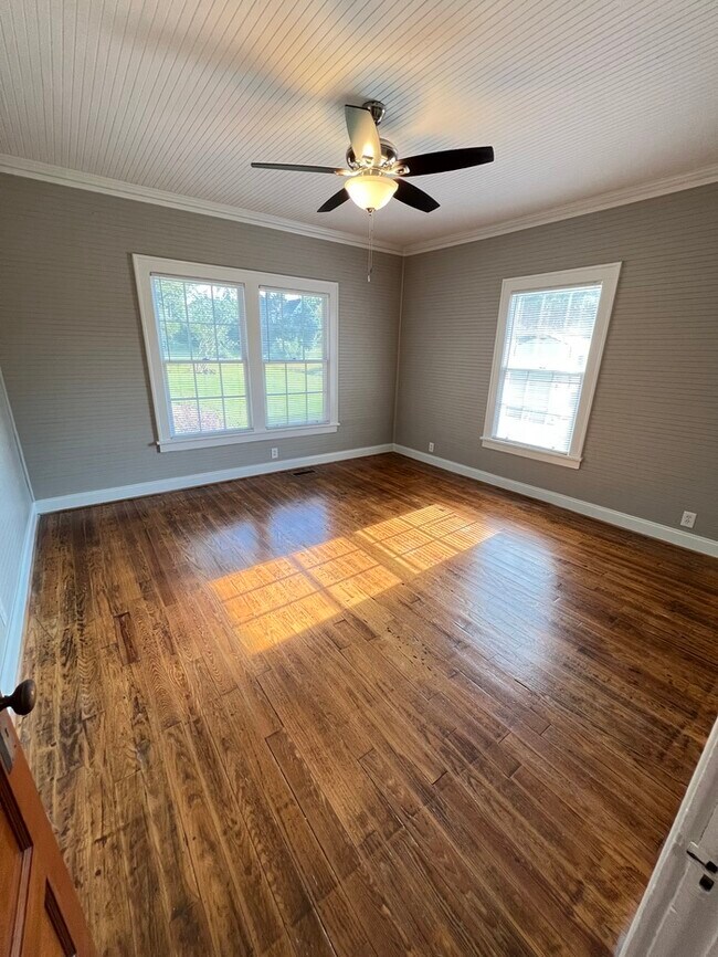 Building Photo - Historic mill house in hot Fort Mill SC with amazing kitchen!
