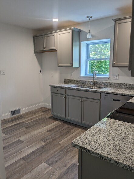 Building Photo - 329 York Rd