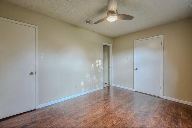 Building Photo - 410 Forest Hills Dr