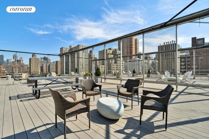 Building Photo - 215 E 24th St