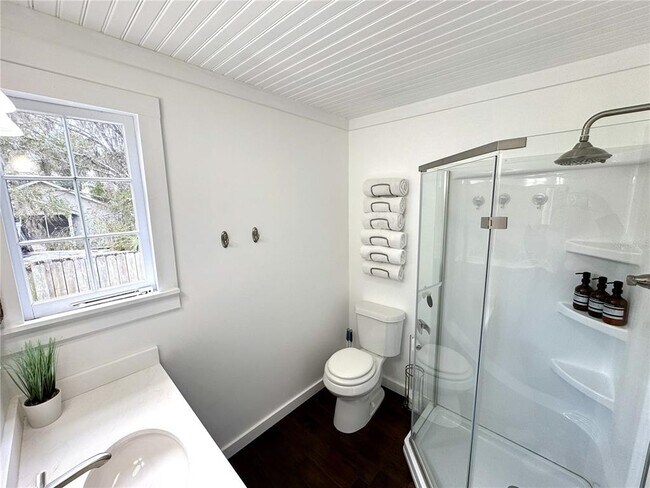 Building Photo - 222 NE 1st Ave