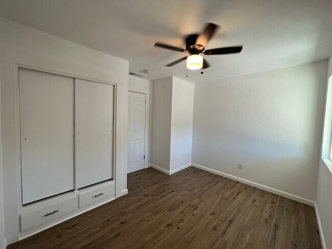 Building Photo - 3bd/1ba unit and NEWLY remodeled!!