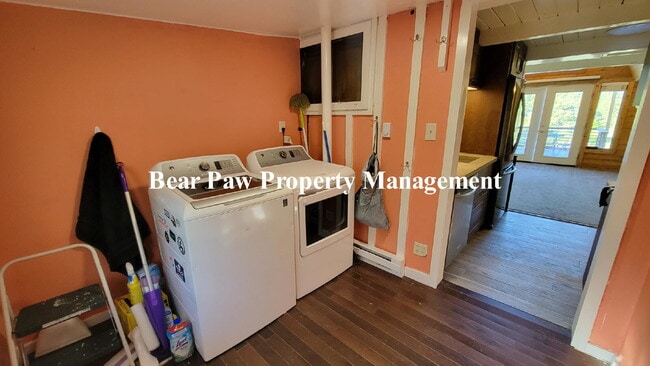 Building Photo - "Charming 2-Bedroom Retreat in Beautiful B...