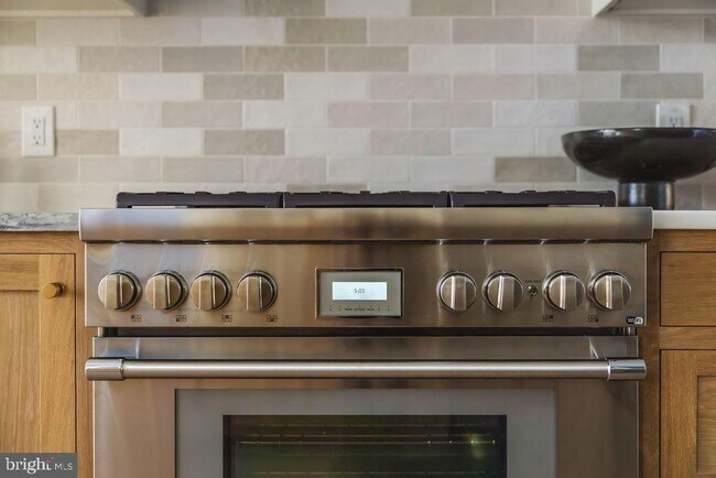 Building Photo - 2460 Ontario Rd NW