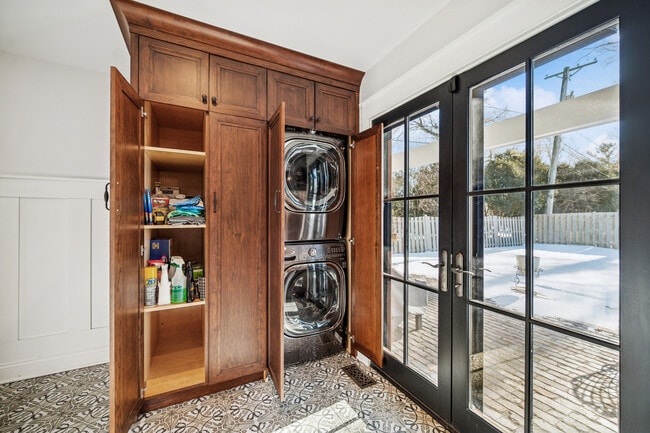 Building Photo - 525 W Deerpath Rd