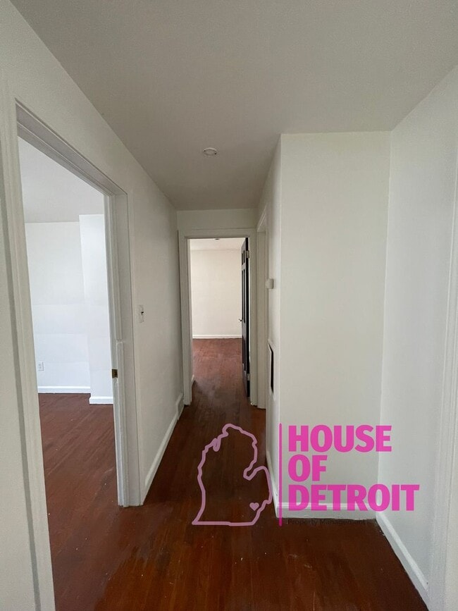 Building Photo - Summer Special~ 3 BEDROOM | 1 BATH | FREE ...