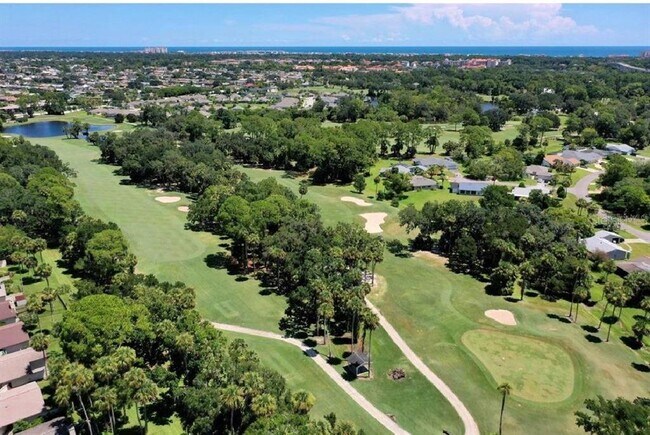 Building Photo - 8 Fairways Cir