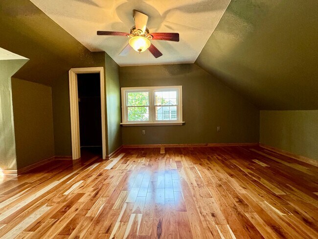 Building Photo - Quaint Cottage steps Away From VT Campus