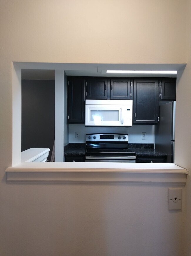 Building Photo - Awesome 2 Bedroom 2 Bath Condo w/ Garage P...