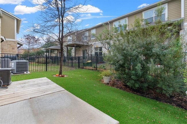 Building Photo - 516 E Slaughter Ln