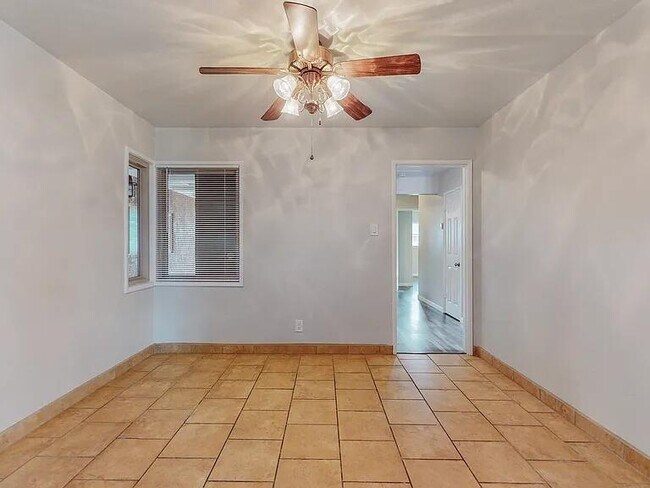 Building Photo - 1701 Hoffman Dr NE