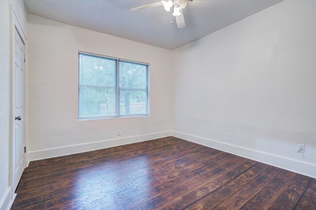 Building Photo - 1328 NE 8th St
