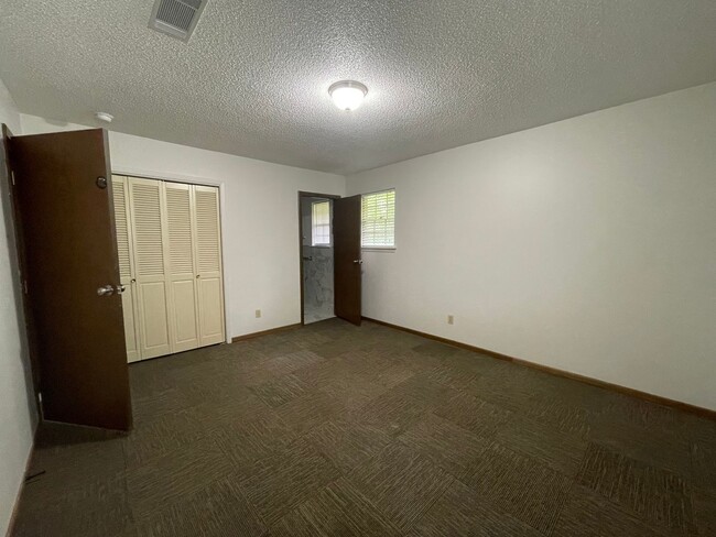 Building Photo - New Listing!