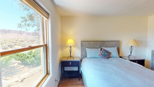 Building Photo - Custom Adobe style home in exclusive Navajo Ridge