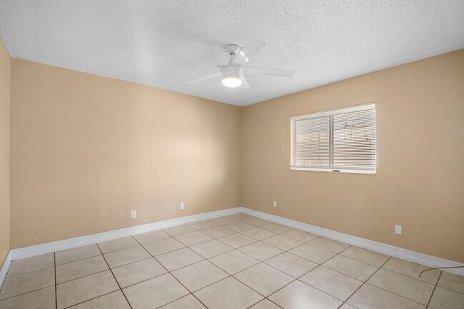 Building Photo - 5537-5539 10th Ave