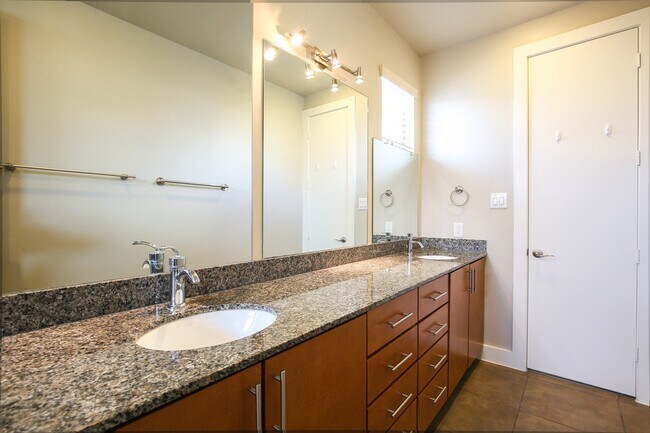 Building Photo - 2307 Camden Dr