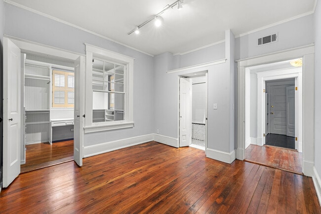 Building Photo - 3 Park Ln NE