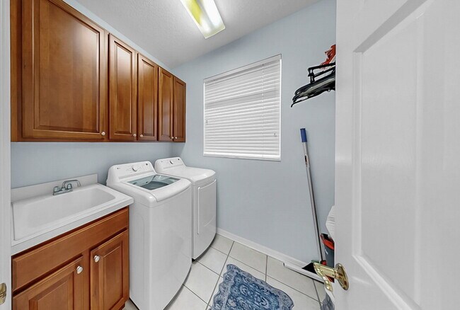 Building Photo - 5-bedroom, 3-bathroom rental home located in the Fox Wood community in Florida