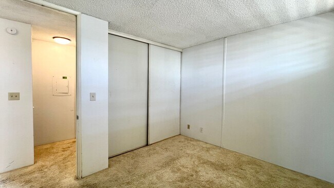 Building Photo - AVAILABLE NOW - SPACIOUS 2BD/1BA WITH 1 COVERED SECURED PARKING!