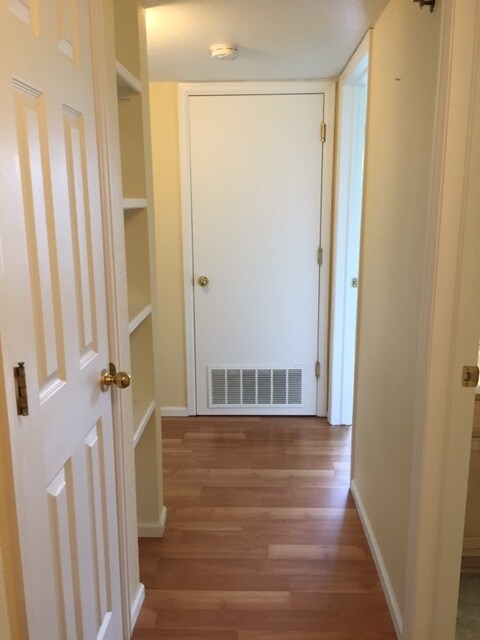 Building Photo - GREAT LOCATION 2 Bed 2 Bath Condo in Hunter's Ridge-Available May 5th