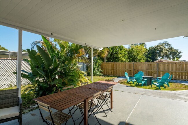 Building Photo - Fully Furnished 3BR/2BA St. Pete Home – Modern Updates & Prime Location