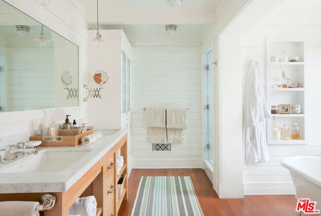 Building Photo - 147 Fraser Ave