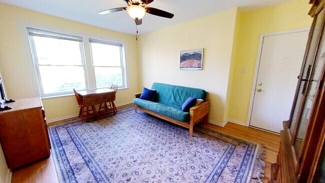 Building Photo - 4240 N Clarendon Ave