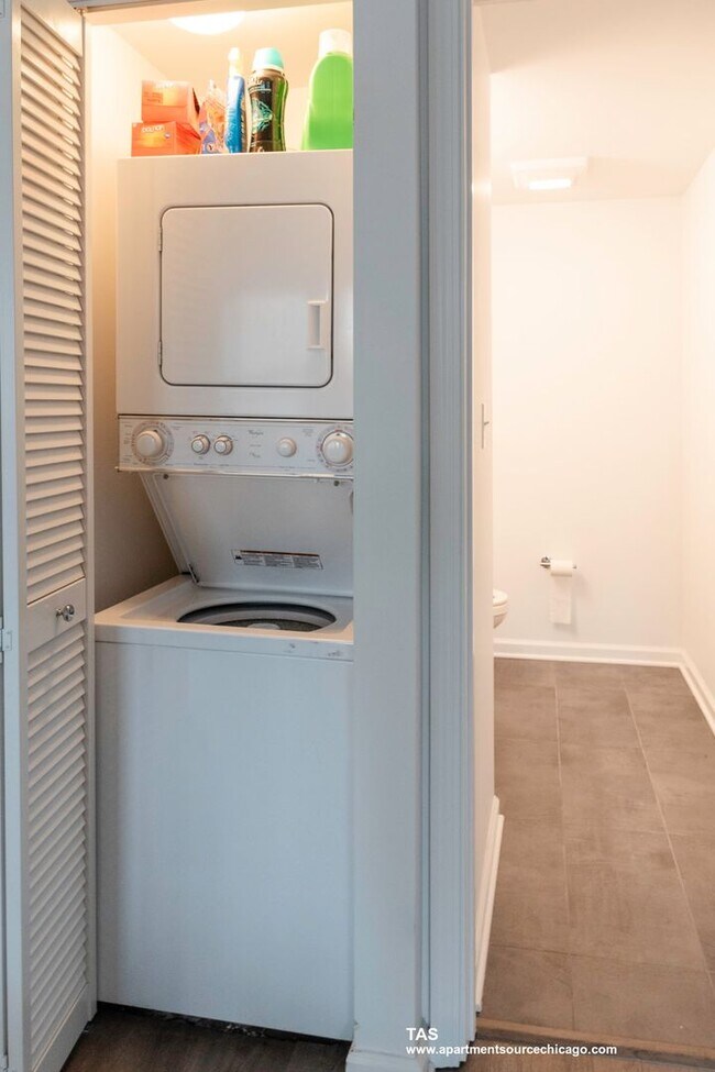 Building Photo - Massive Condo Quality 2 Bed / 2.5 Bath Duplex Down in Wrigleyville!