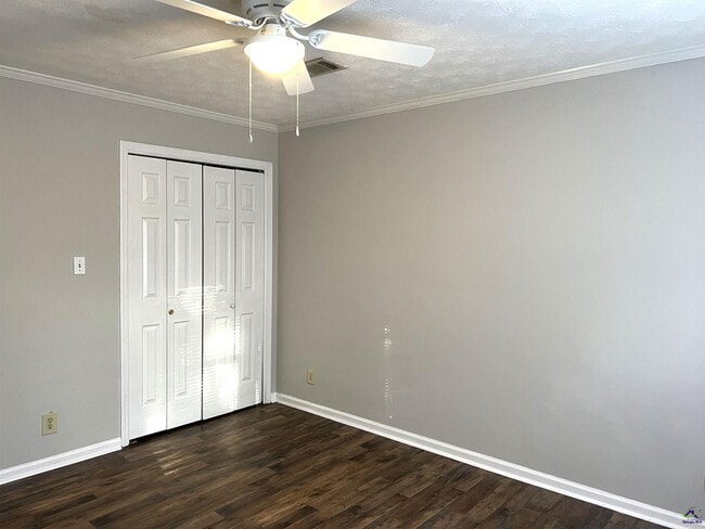 Building Photo - 122 N Springs Ct