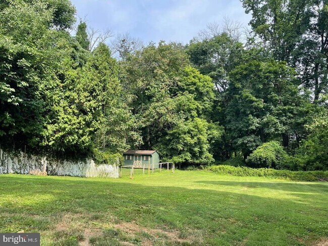 Building Photo - 692 Lenni Rd