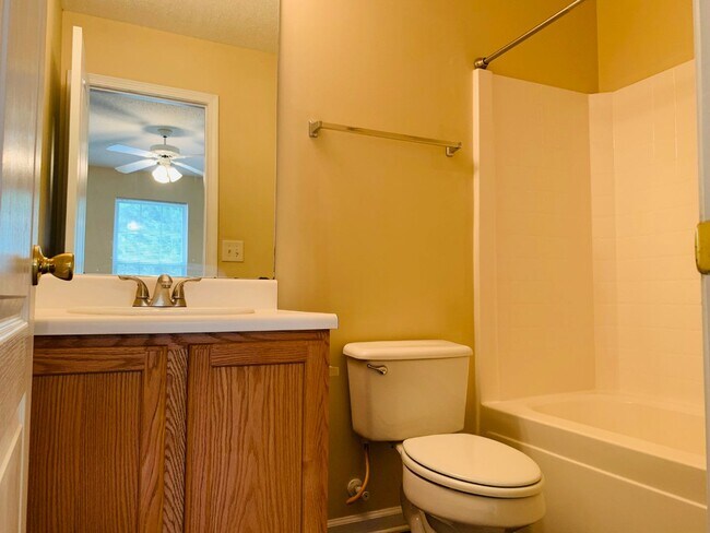 Building Photo - Wow! Newly renovated, new flooring, 1 car ...