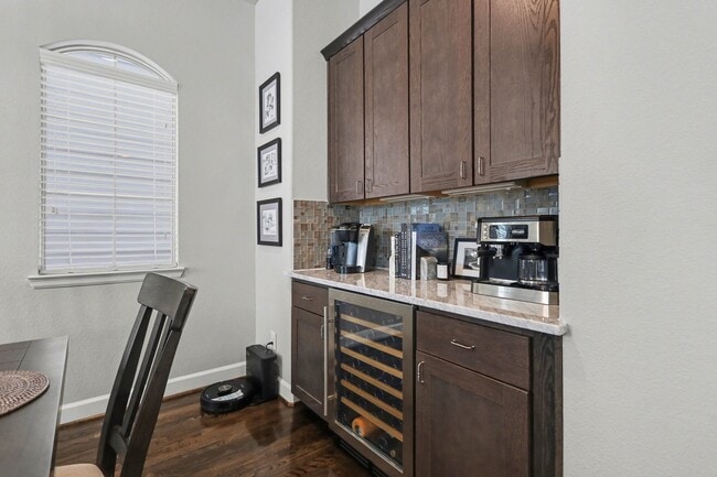 Building Photo - 1538 Dian St