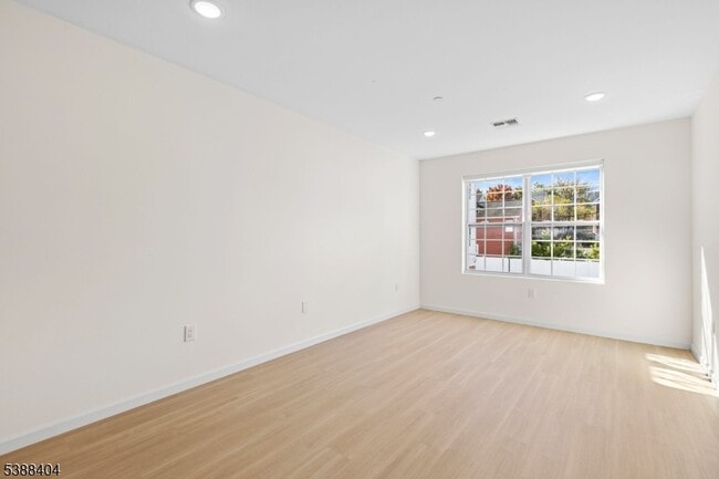 Building Photo - 70 Ridgedale Ave