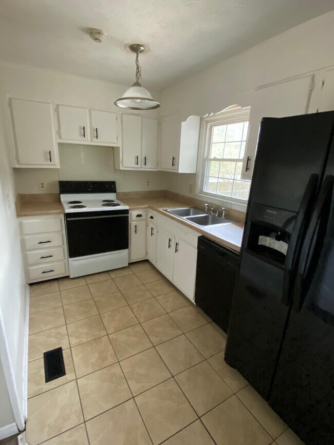 Building Photo - 220-224 4 Ply Ln