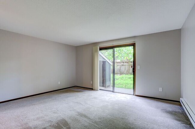 Building Photo - 2 bedroom 1 bath with washer/dryer in unit!