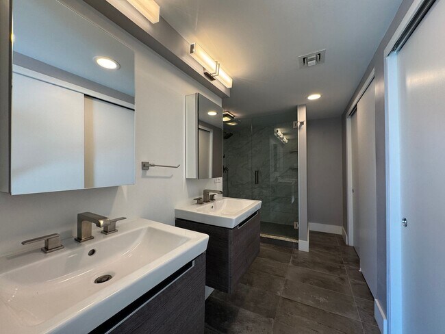 Building Photo - Luxury 2 Bedroom Condo Available at Regency House in Central Phoenix!