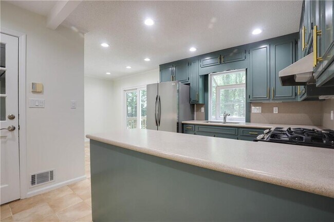 Building Photo - 765 Spring Valley Dr