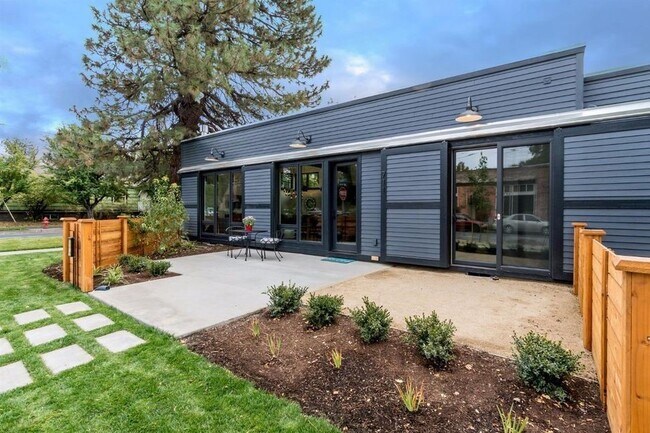 Primary Photo - Modern Cottage in Prime Downtown Bend Loca...