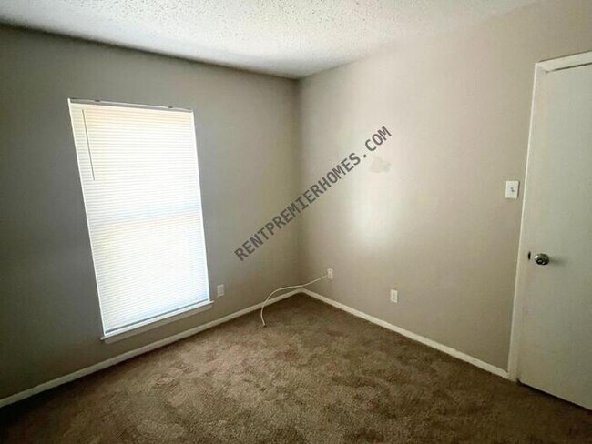 Building Photo - 917 Nicole Dr