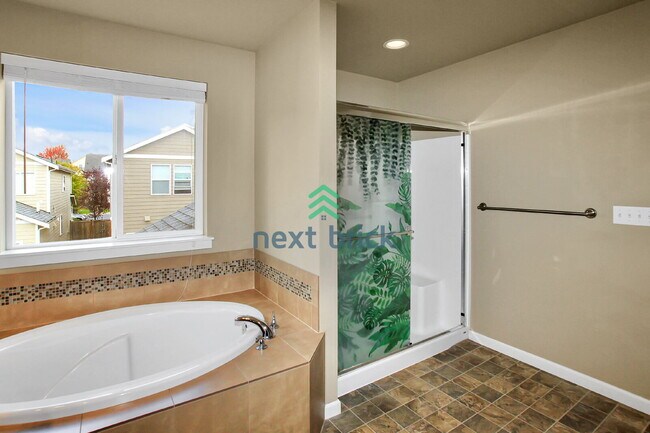 Building Photo - 3 Bed and 2.5 Bath Single-family Home Avai...