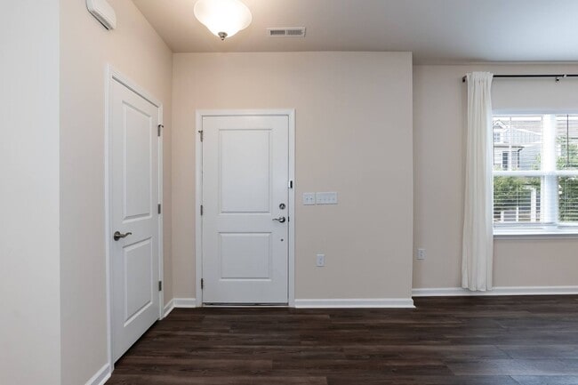 Building Photo - Three Bedroom End Unit Home!