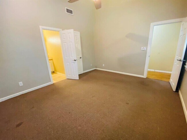 Building Photo - 521 E Live Oak St