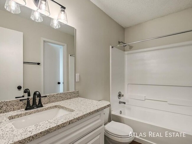 Building Photo - 1633 W Prairie St